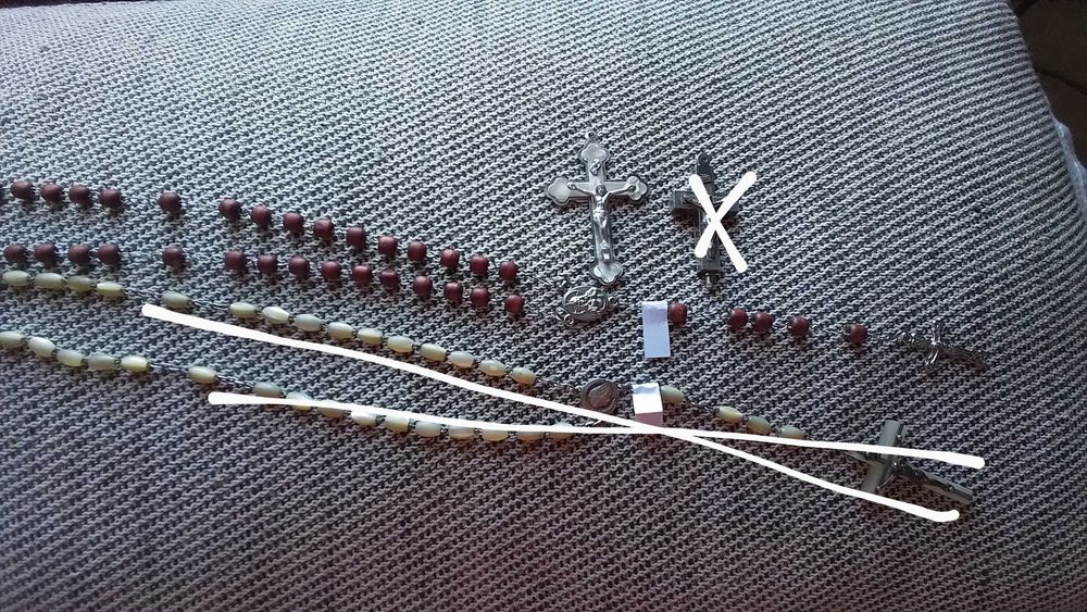 Terço com contas de madeira e crucifixo com madrepérola