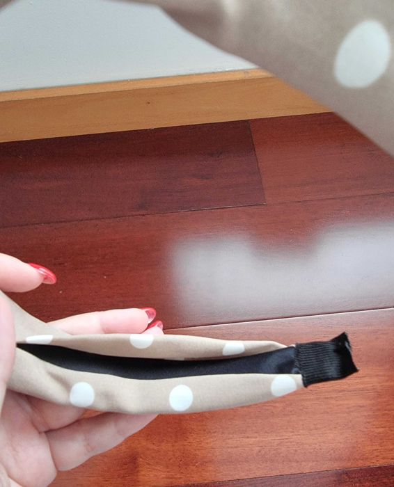 Fita de cabelo bege/ castanha clara com bolinhas brancas