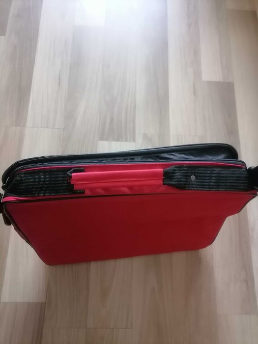Czerwona torba na laptopa