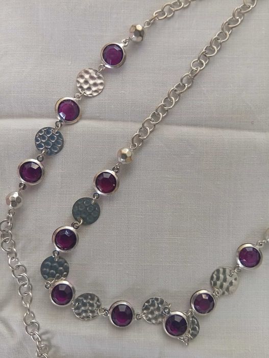 Colar com aros de metal e aplicações em prateado e pedras facetadas