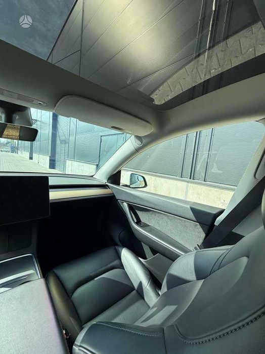 Tesla model Y 2021