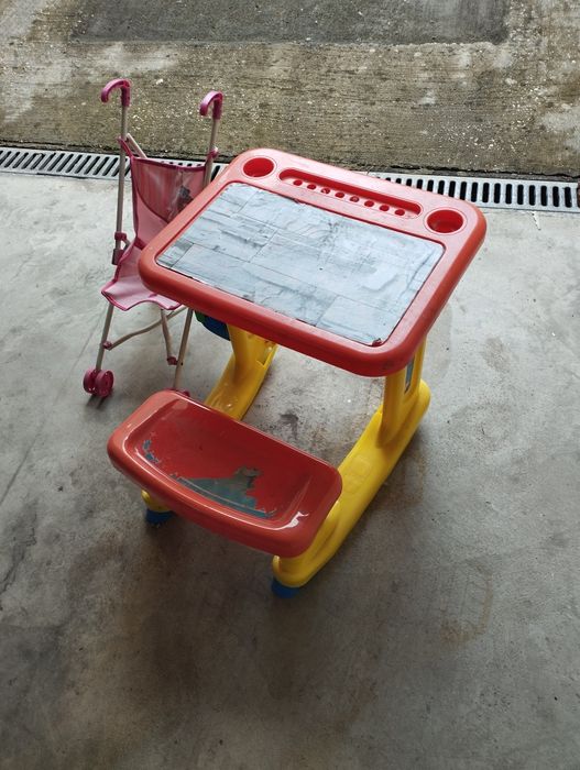 Mesa com banco para criança