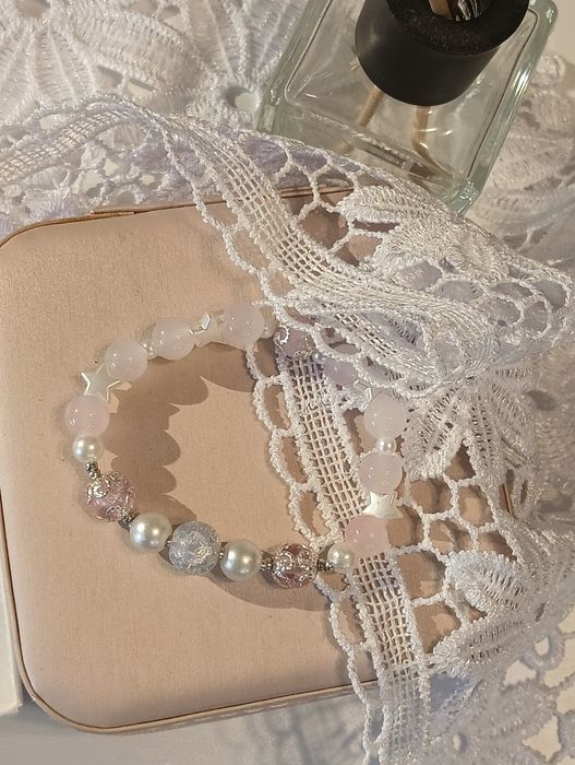 Zestaw ręcznie wykonanych bransoletek – pastelowy róż i biel