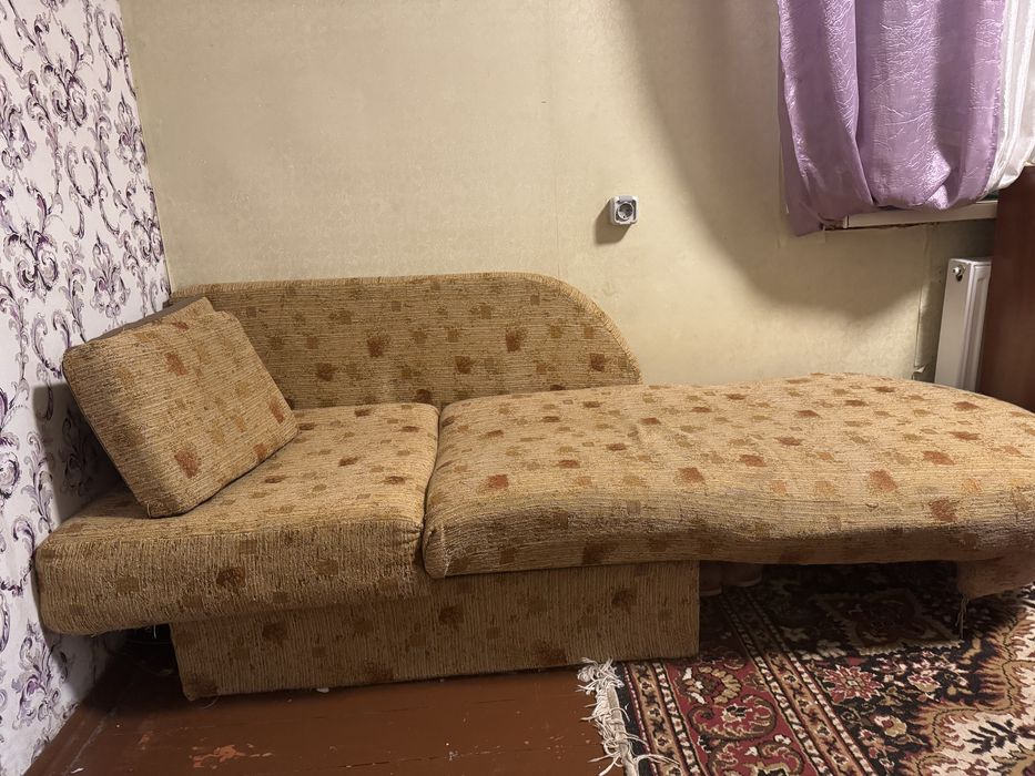 Компактна розкладна канапа-ліжко з нішею для білизни