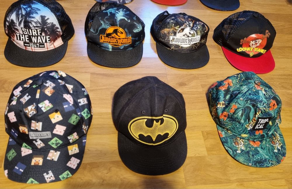 Czapki z daszkiem dziecięce h&m, sinsay, reserved