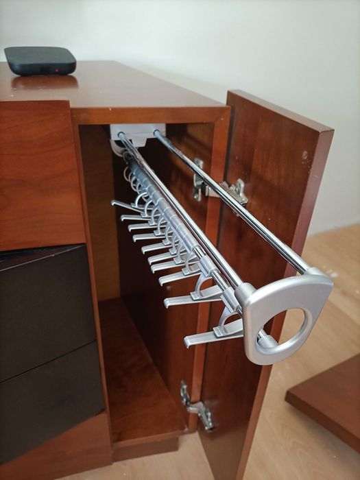 Quarto de casal (cama + mesas de cabeceira + comoda)