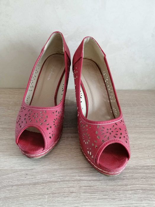 Czerwone buty na koturnie - solidne, mało używane