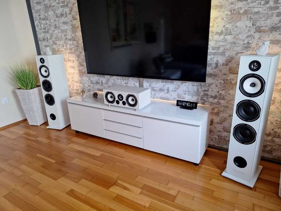 Białe Kolumny głośniki podłogowe TRIANGLE BOREA BR08 + Centralny BRC01