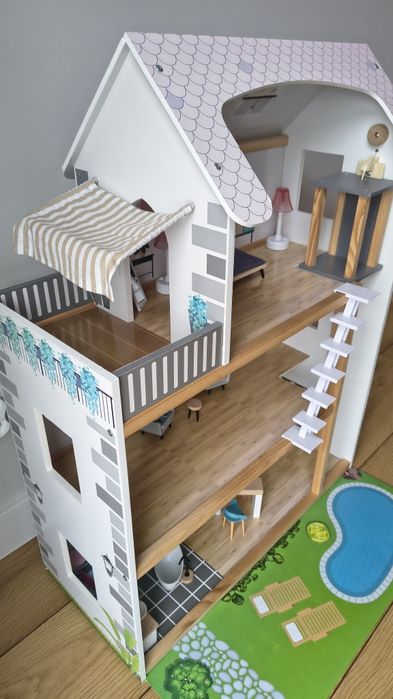 Domek dla lalek z windą i wyposażeniem