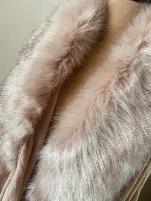 Ponczo narzutka szal plaszcz z futrem nude pudrowy róż uniwersalny