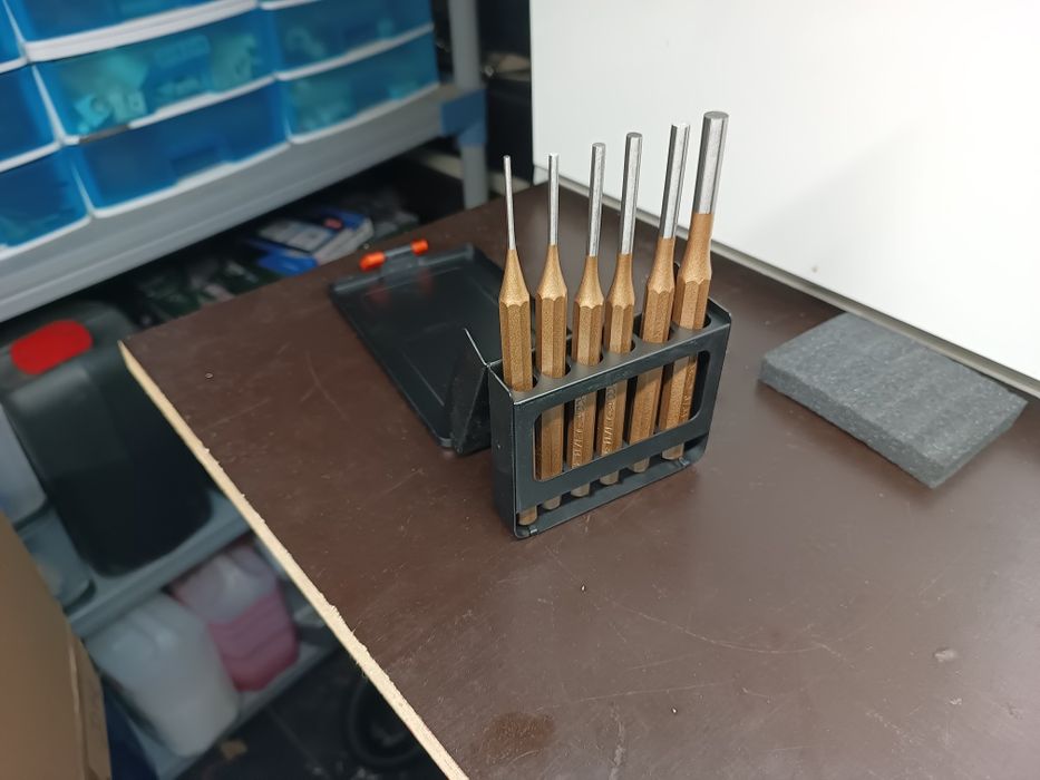 Jogo de punções, saca troços, cavilhas.