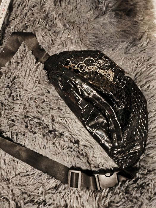 Czarna nerka wzór skóra węża Sinsay jak nowa