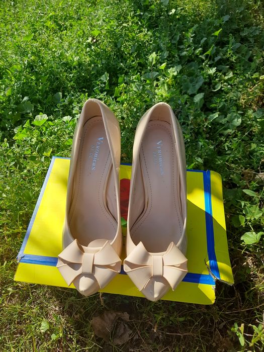 Туфлі лаковані весільні випускні бежеві 37 розмір