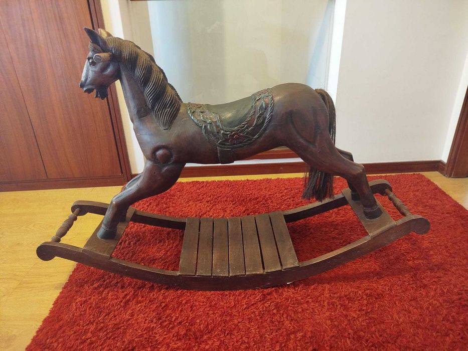 Cavalo de baloiço em madeira lacada