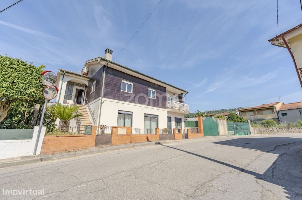 Moradia Bi-Familiar T2+T3 com Jardim em São Pedro de Este