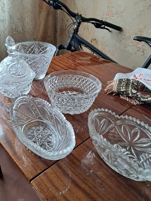 Продам хрусталь вазы рюмки , бокалы.