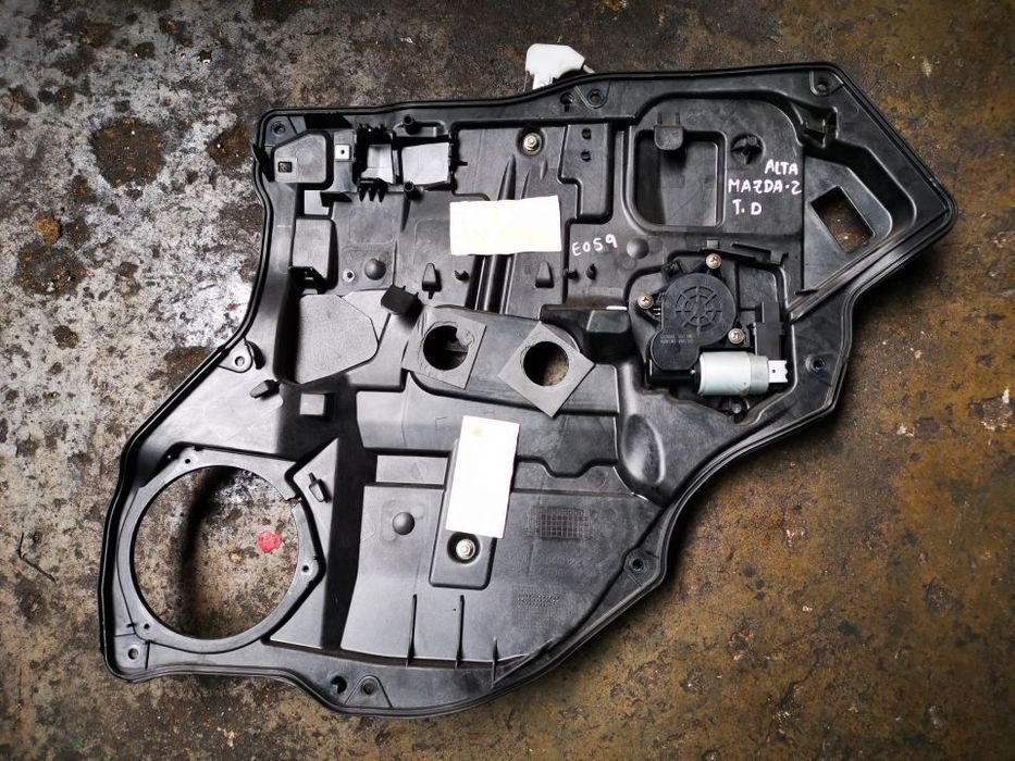 MAZDA 2 ALTA ELEVADOR TRÁS DTO E059
