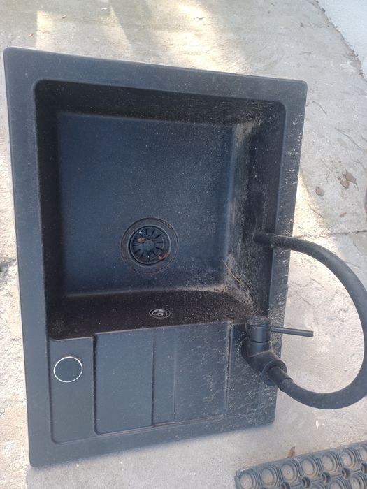 Zlew czarny z bateria używany