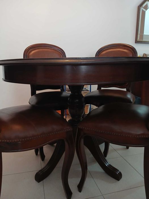 Mesa redonda extensivel classica e 4 cadeiras em pele