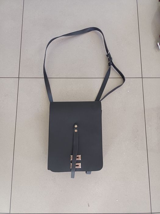 Czarna skórzana torba raportówka MON