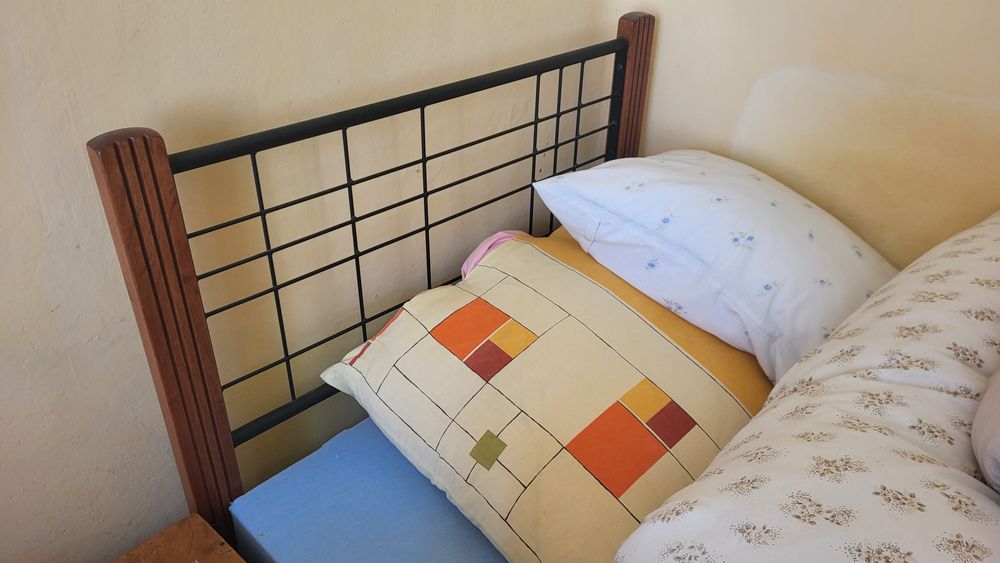 Rama łóżka z materacem