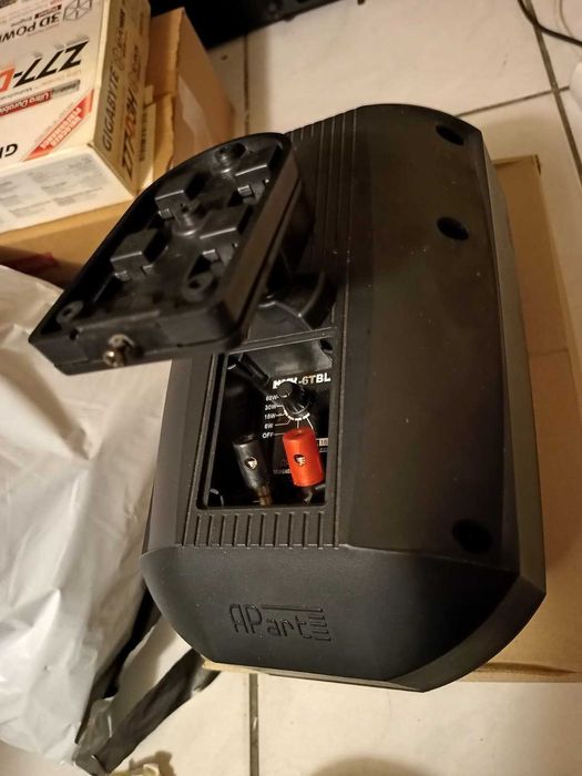 Głośnik Apart Mask-6T z uchwytem do mocowania.