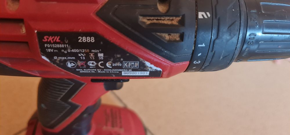 Máquina de aparafusar Skil com Bateria Ref° 2888