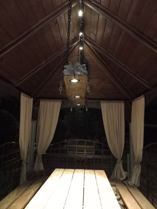 Lampa ze starej kłody pod altanę lub do domu