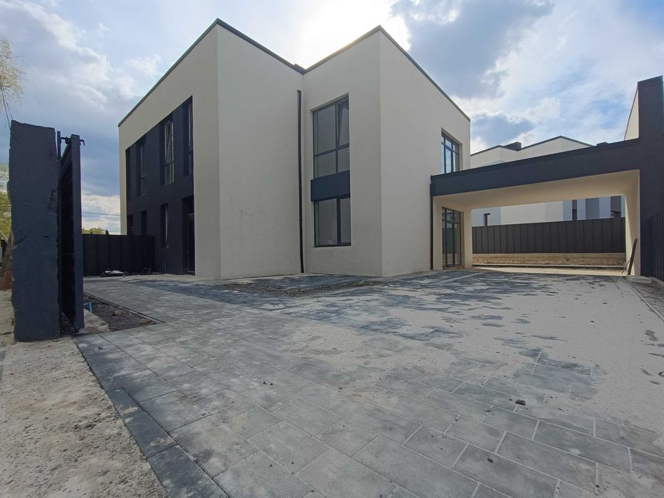 ПРОДАМ дім  загороджений дуплекс з гаржем та терасою 160 м² , 3сот ГАЗ  підключенні всі міські комунікації