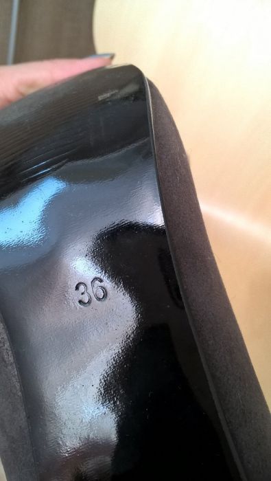buty r.36 na słupku, cyrkonie