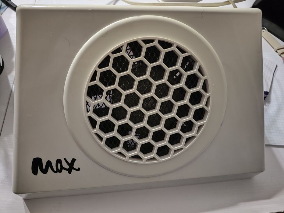 Продам витяжка 10 з 10 та підставка,також є лампи та фрезер