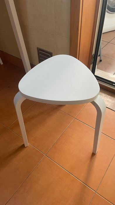 Conjunto mesa de madeira + 2 bancos IKEA KYRRE