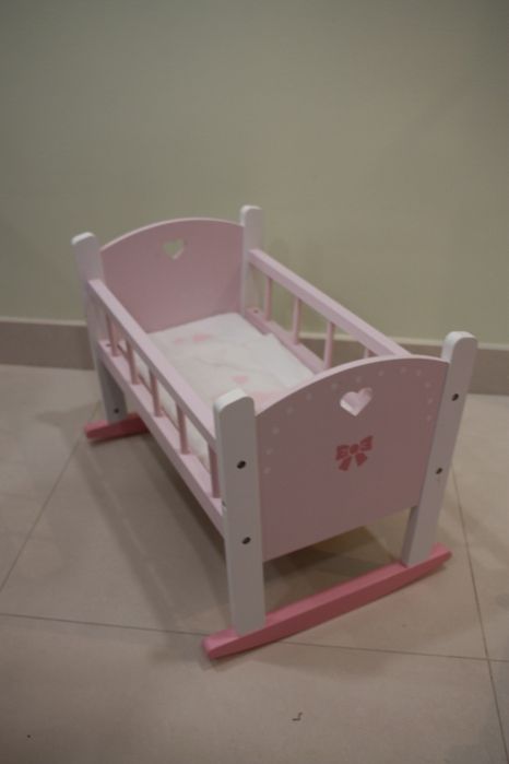 Berço e carrinho de bebê de brinquedo para menina