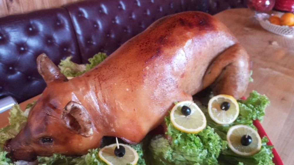 Пррдаються жарені поросята