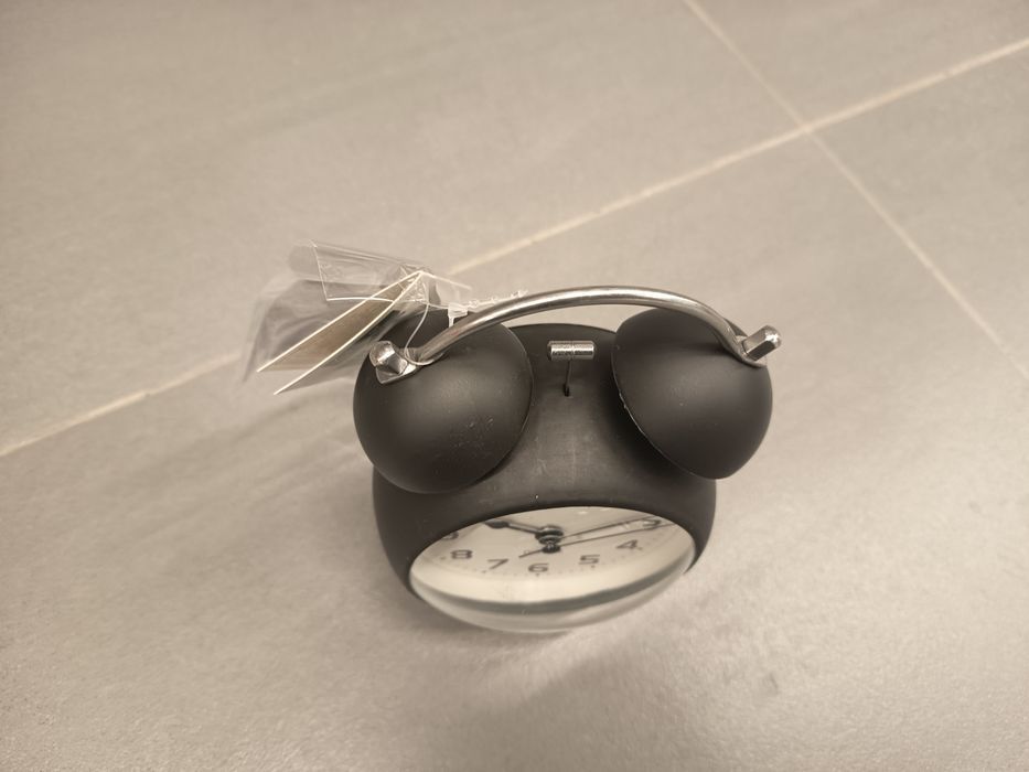 Nowy czarny budzik z diodami LED