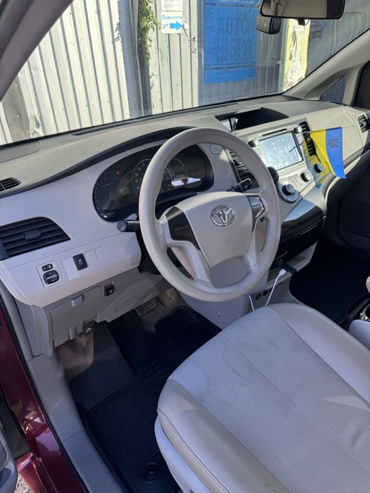 Toyota Sienna 2012 рік