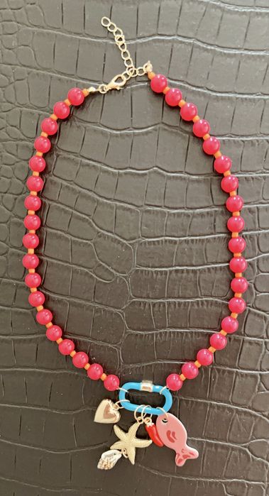 Colar de missangas coloridas com pendentes e argola metalicos