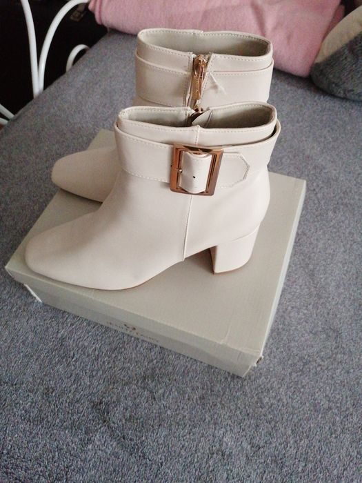 Botki w kolorze beżu.