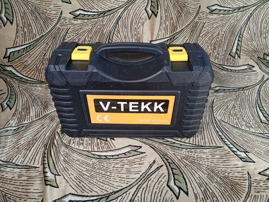 Автомобильный двухпоршневой  компрессор с ремкомплектом.