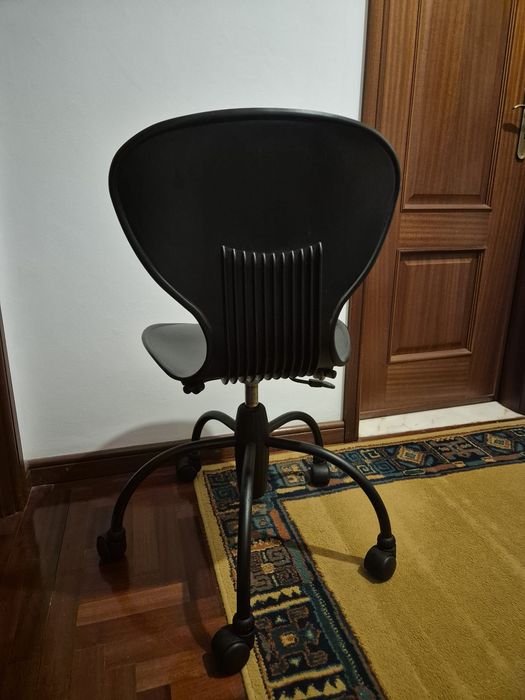 Vendo um cadeira  cor preta