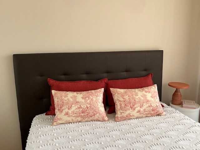 Cabeceira, em ótimo estado, de 1,20 de altura e 1,60 de largura.