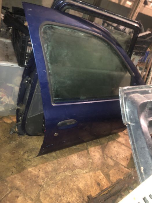 porta clio frente direita 40€ ano 2001 vidro20€