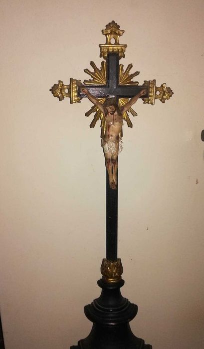 Crucifixo em madeira muito antigo