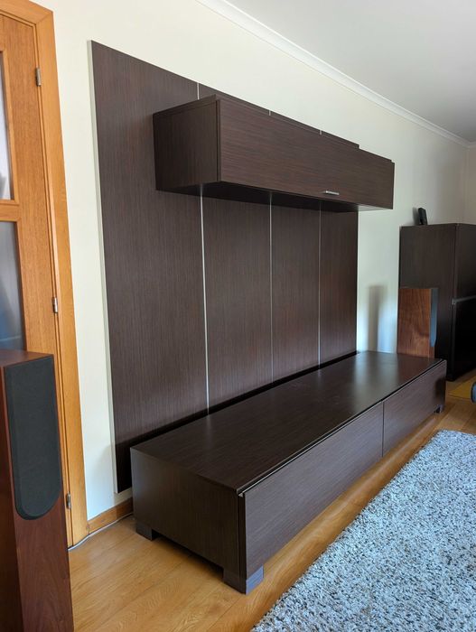 Conjunto de móveis em madeira escura para TV