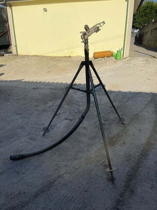 Bico com tripé para rega