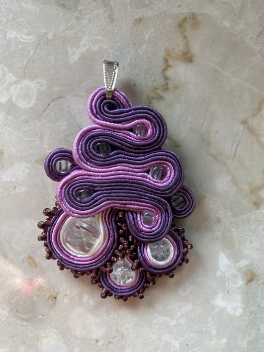 Wisior wisiorek sutasz fiolet ręcznie robiona biżuteria