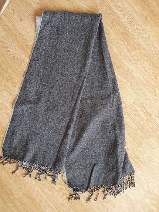 Szary ciepły szal