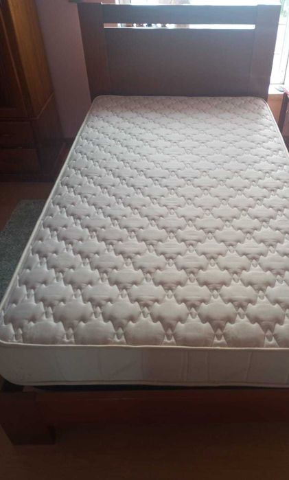 Cama de cerejeira pessoa e meia