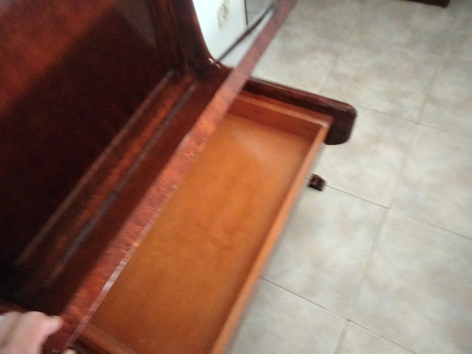 Mesa em pinho mais 2 bancos com arrumação