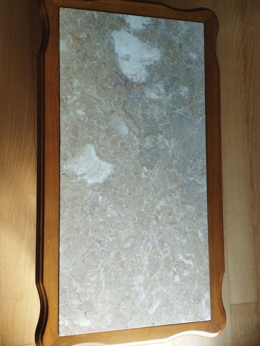 Mesa de apoio com pedra mármore.